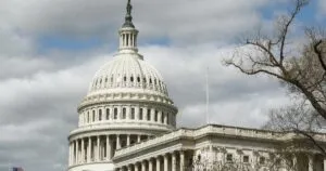 Debate en Estados Unidos sobre el Artículo II y los poderes presidenciales en decisiones de política exterior e institucional