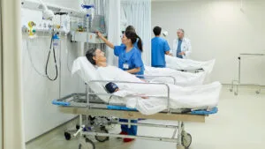 Sala de urgencias en Chicago con incremento de pacientes por gripe durante la temporada invernal