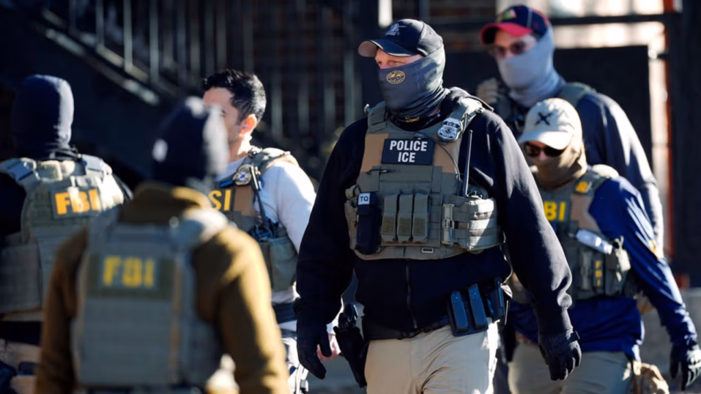 Operativos de ICE en Chicago con agentes vestidos de civil generan preocupación en comunidades inmigrantes y autoridades locales.