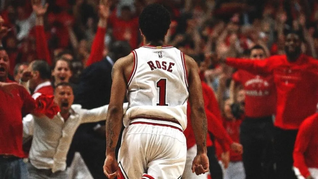 Michael Jordan envía un mensaje a Derrick Rose durante el retiro de su camiseta con los Chicago Bulls en el United Center