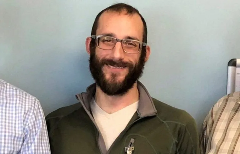 Personas reunidas con velas en Chicago y suburbios durante vigilia por Alex Pretti, exigiendo justicia tras tiroteo federal