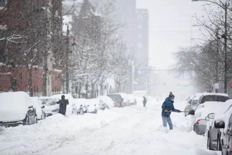 Calles de Chicago cubiertas de nieve durante episodio de frío extremo y temperaturas bajo cero