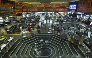 Gráfico y actividad de traders negociando futuros del maíz en la Bolsa de Comercio de Chicago mostrando repunte de precios.