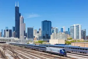 Estación del tren de Chicago donde ocurrió un asesinato en transporte público, con presencia policial y ambiente de alerta.