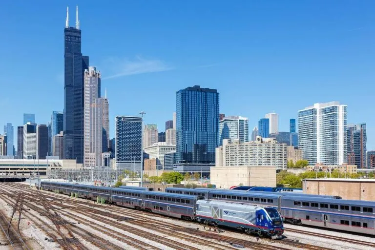 Estación del tren de Chicago donde ocurrió un asesinato en transporte público, con presencia policial y ambiente de alerta.