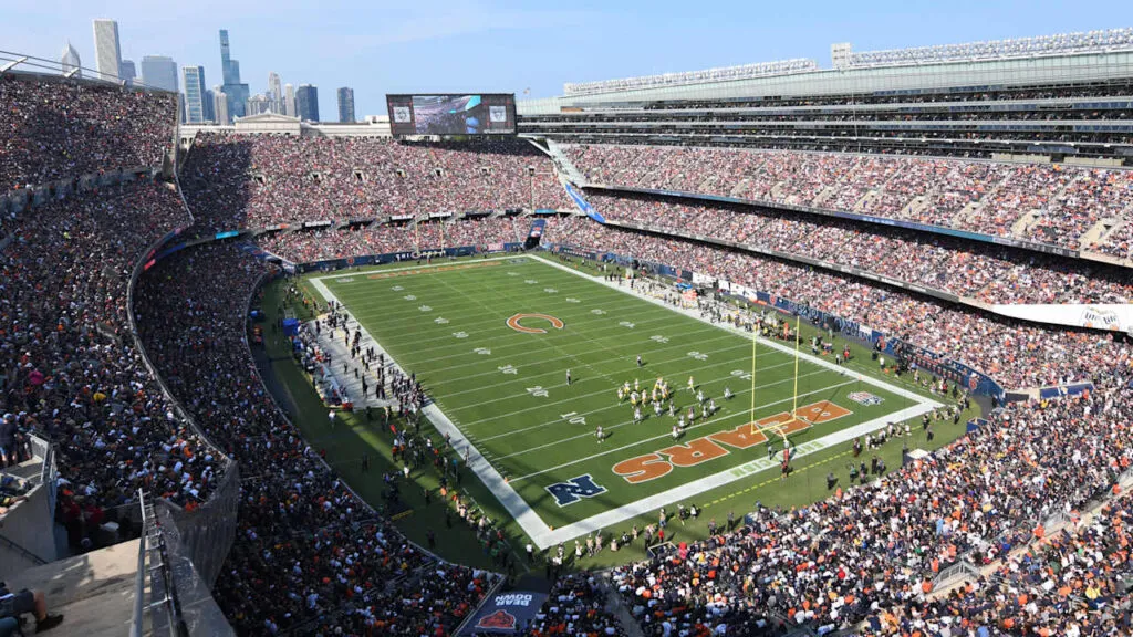 Bears vs Rams en Soldier Field con aficionados reunidos y ambiente de NFL en Chicago durante un partido dominical.