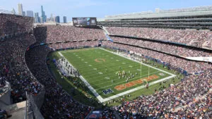 Bears vs Rams en Soldier Field con aficionados reunidos y ambiente de NFL en Chicago durante un partido dominical.