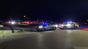 Investigan incidente en Elgin tras localizar a una mujer durante la madrugada en una zona residencial bajo resguardo policial.