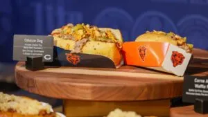 Restaurantes de Chicago presentan platillos especiales por el juego de los Bears, con gastronomía local y ambiente deportivo en la ciudad.