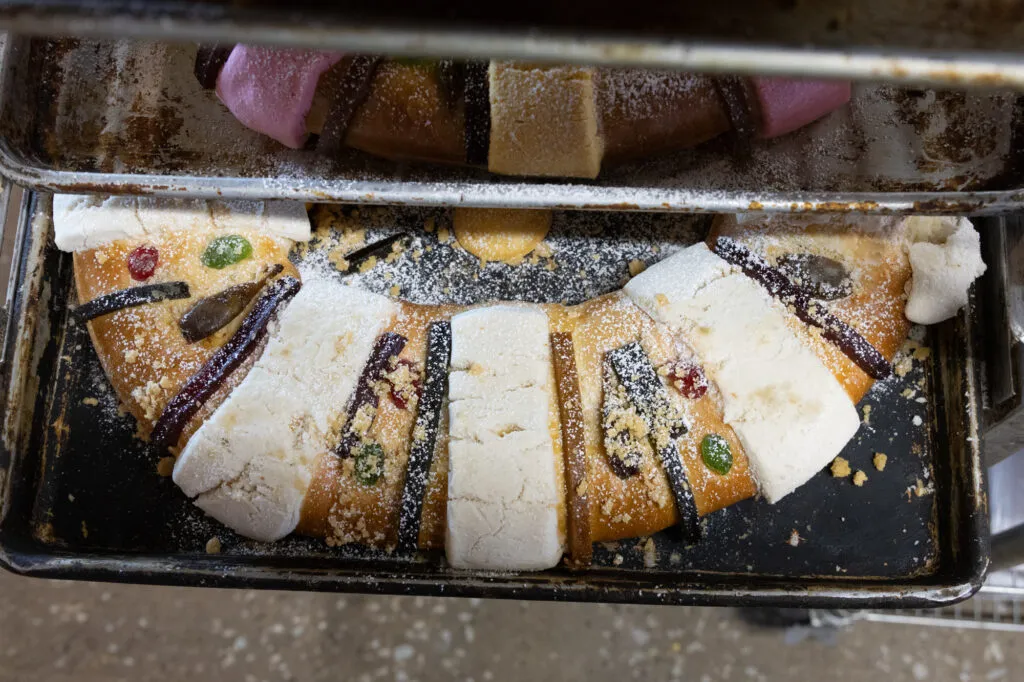 Rosca de Reyes elaborada en panaderías latinas de Chicago, símbolo de tradición cultural y celebración del Día de Reyes