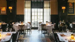 Mesas preparadas para cena romántica en Chicago en Geja’s Cafe, Mon Ami Gabi y North Pond