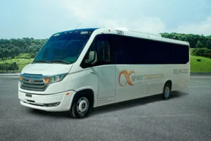 Microbuses Marcopolo Grand Executive estacionados listos para integrarse al transporte urbano de Chicago