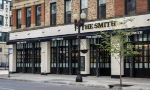 Interior de The Smith River North en Chicago con ambiente moderno, comensales y experiencia de brasserie en el distrito gastronómico.