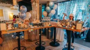 Fiesta après ski en Pizzeria Portofino en Chicago con brunch, DJ en vivo y cócteles en el Chicago Riverwalk durante invierno.