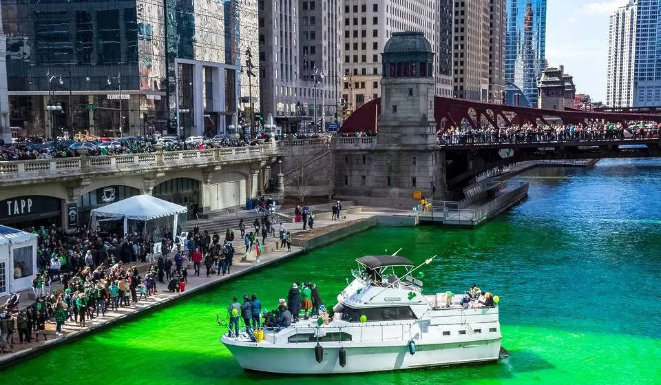 Desfile de San Patricio y el río Chicago teñido de verde en la celebración del Día de San Patricio 2026.