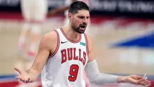 Nikola Vučević con los Celtics y Anfernee Simons con los Bulls tras el traspaso entre Chicago y Boston