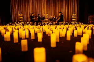 Conciertos Candlelight Chicago con músicos tocando bajo luz de velas en ambiente íntimo y artístico.