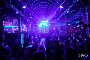 Club de moda en Chicago con pista iluminada, DJ internacional y público en River North