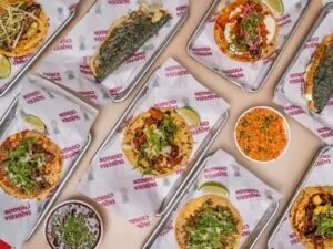 Comida mexicana en Chicago con tacos tradicionales en barrio histórico reflejando su impacto cultural y económico en Estados Unidos.