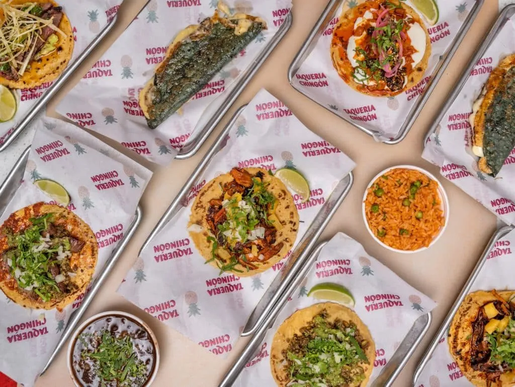 Comida mexicana en Chicago con tacos tradicionales en barrio histórico reflejando su impacto cultural y económico en Estados Unidos.