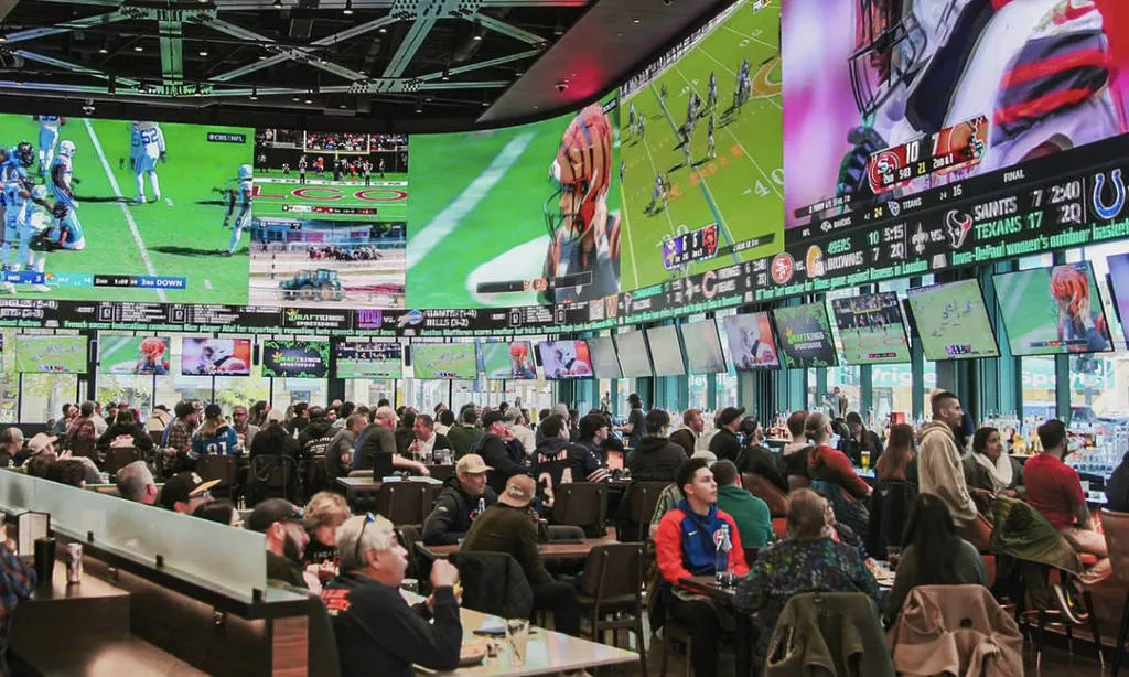 Pantalla mostrando el Super Bowl en Chicago con referencia al show de medio tiempo de Bad Bunny y transmisión en español