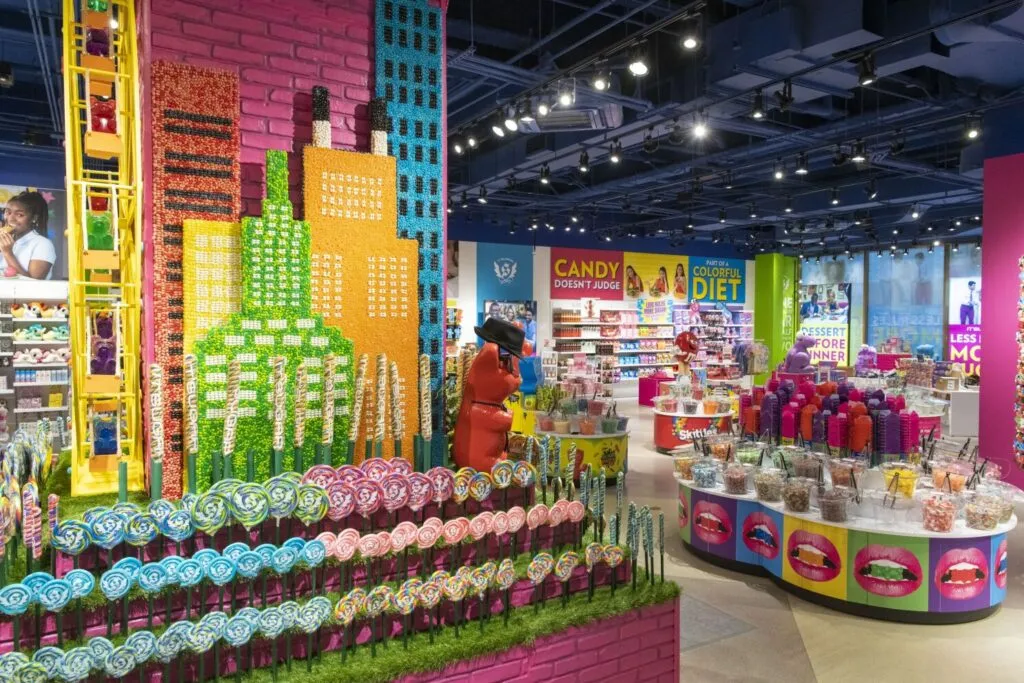 Interior de dulcería Chicago IT'SUGAR en Magnificent Mile con experiencia retail y confitería en Illinois.