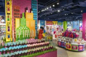 Interior de dulcería Chicago IT'SUGAR en Magnificent Mile con experiencia retail y confitería en Illinois.