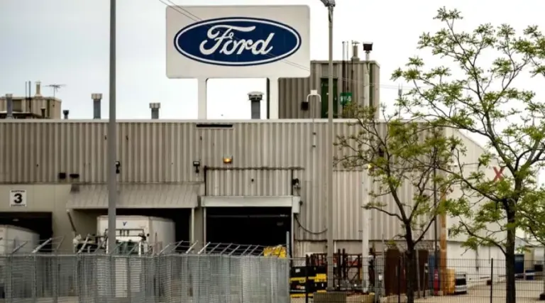 Exterior de fábrica número uno en Chicago con planta automotriz activa que genera empleo y derrama económica en Illinois.