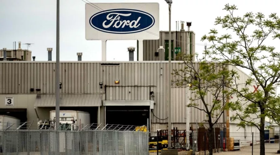 Exterior de fábrica número uno en Chicago con planta automotriz activa que genera empleo y derrama económica en Illinois.