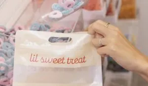 Interior colorido de Lil Sweet Treat Chicago con exhibición de dulces internacionales en Fulton Market.