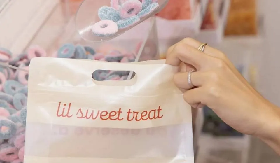 Interior colorido de Lil Sweet Treat Chicago con exhibición de dulces internacionales en Fulton Market.