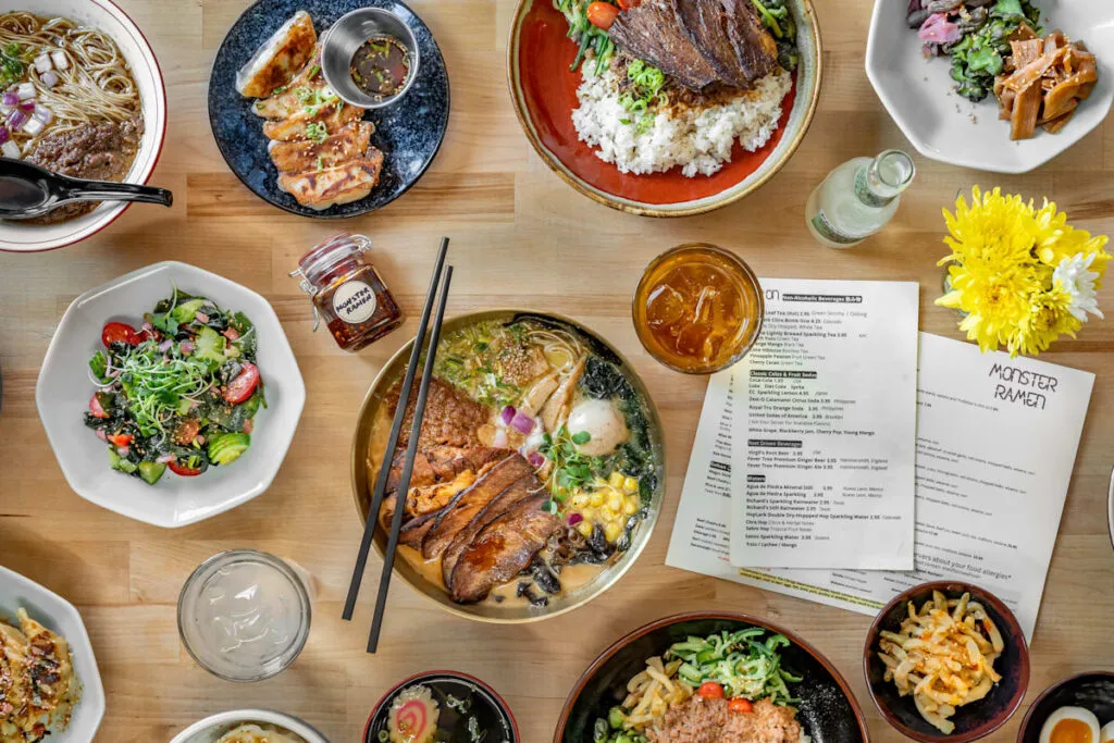 Tazón de mejor ramen en Chicago con caldo tonkotsu y huevo marinado en restaurante auténtico