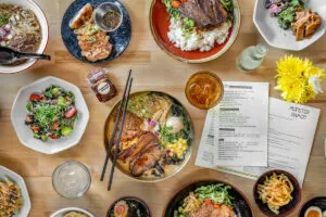 Tazón de mejor ramen en Chicago con caldo tonkotsu y huevo marinado en restaurante auténtico