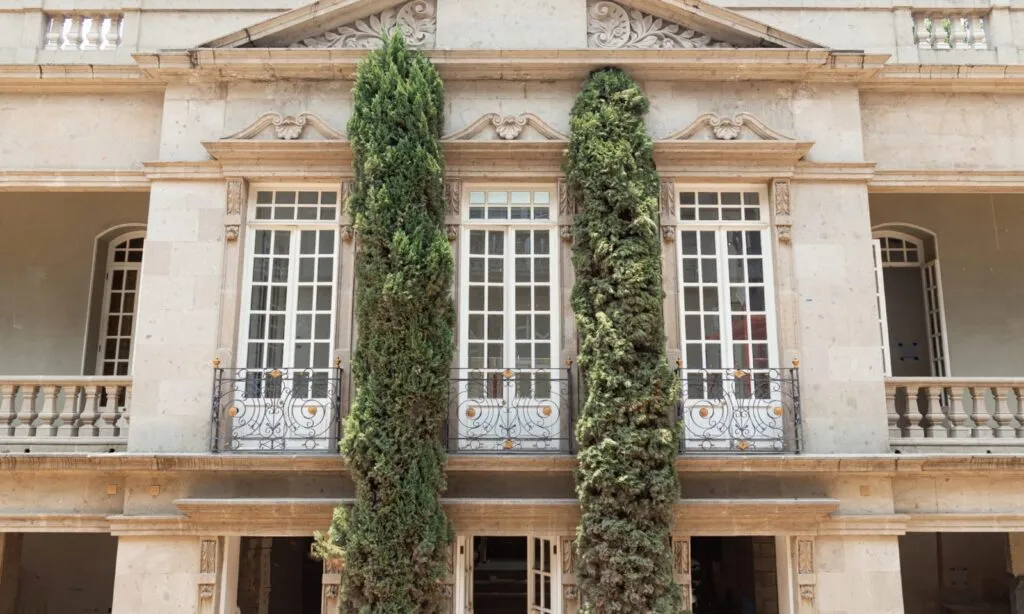 Entrada de Soho House Ciudad de México con sellos de suspensión de Profeco tras detectar cargos obligatorios de propina en febrero de 2026.