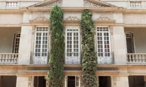 Entrada de Soho House Ciudad de México con sellos de suspensión de Profeco tras detectar cargos obligatorios de propina en febrero de 2026.