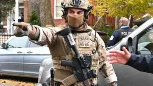 Calle de vecindario en Chicago con mezcla cultural observando el impacto de redadas del ICE en la comunidad local