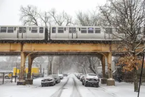 Paisaje urbano de Chicago con calles y edificios cubiertos de nieve, reflejando el clima invernal y la expectativa de más nevadas.