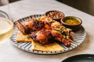 Interior moderno del restaurante de moda en Chicago Mirra con cocina fusión mexicana e india y ambiente gastronómico contemporáneo