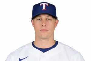 Brayden Spears prospecto MLB lanzador en montículo con uniforme profesional en estadio de béisbol