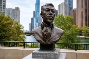 estatua DuSable Chicago en espacio público cultural urbano con enfoque histórico y comunitario