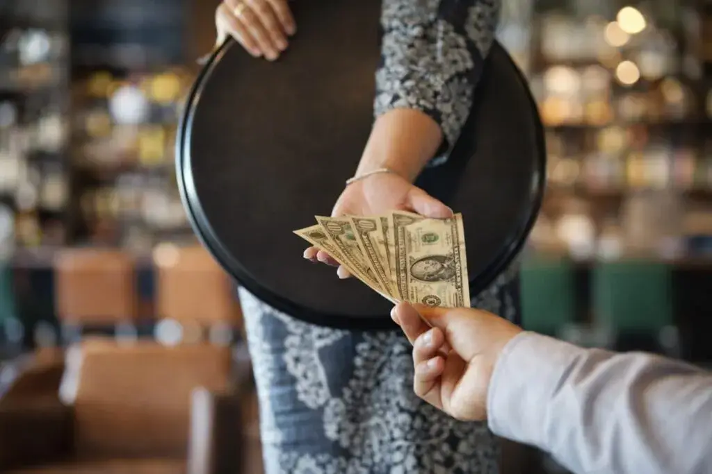 aumento del salario mínimo en Chicago afecta restaurantes y empleo local