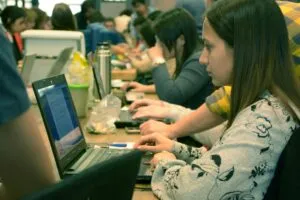 Estudiantes en Chicago utilizan inteligencia artificial en escuelas públicas para aprendizaje personalizado y habilidades digitales