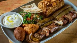 Platos de comida árabe en Chicago con hummus, falafel y shawarma reflejando la popularidad de la gastronomía del Medio Oriente.