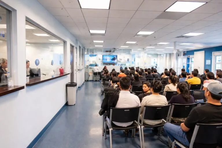 Consulado móvil Guatemala Chicago brindando trámites y asesoría a migrantes en Illinois con acceso a documentos oficiales