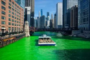 Río Chicago verde en el Día de San Patricio en Estados Unidos con impacto turístico y económico en la ciudad
