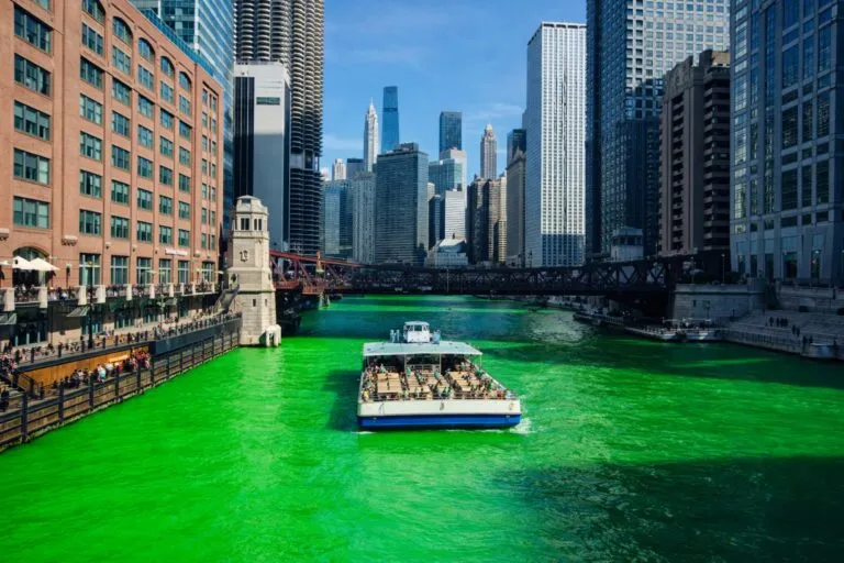 Río Chicago verde en el Día de San Patricio en Estados Unidos con impacto turístico y económico en la ciudad