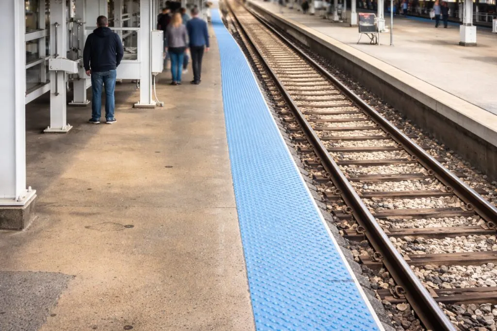 Pasajeros en estación del transporte público de Chicago en contexto de violencia y refuerzo de seguridad urbana
