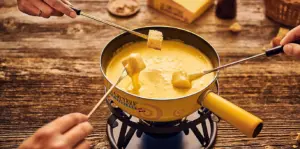 Fondue en Chicago servido en restaurante elegante con queso derretido y pan artesanal en mesa gastronómica.