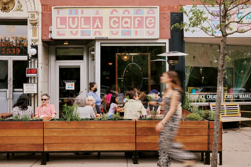 Interior de Lula Cafe Chicago con platos de temporada y ambiente luminoso en Logan Square.