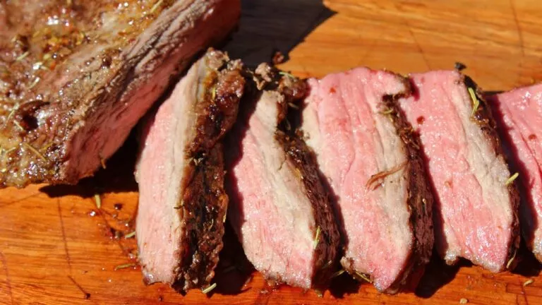 corte de carne premium en steakhouse elegante representa los mejores cortes en Chicago con experiencia gastronómica de lujo